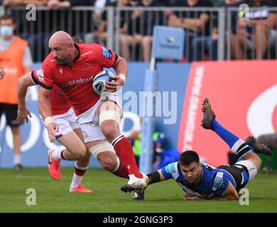 25. September 2021; The Recreation Ground, Bath, Somerset, England; Gallagher Premiership Rugby, Bath gegen Newcastle Falcons; will Muir von Bath verpasst das Tackle gegen Carl Fearns von Newcastle Falcons Stockfoto