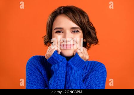 Foto Porträt bob behaarte Frau lächelnd überglücklich ziemlich isoliert lebendige orange Farbe Hintergrund Stockfoto