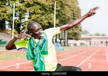 Brasilianischer Läufer feiert den Sieg auf der Laufstrecke im Stadion Stockfoto