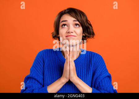 Foto Porträt bob behaarte Frau beten Hoffnung für Wunder isoliert lebendige orange Farbe Hintergrund Stockfoto