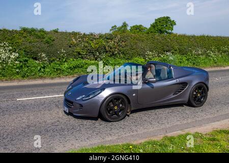 2002 graues Lotus Elise 16V 5-Gang-Schaltgetriebe 1796 ccm Hardtop auf dem Weg zur Capesthorne Hall Classic Car Show im Mai, Ceshire, Großbritannien Stockfoto