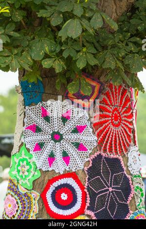 Gehäkelte Strickwaren schmücken die Bäume am 14.. Internationale Roots und akustische Musik beim Gate to Southwell Music Festival. Stockfoto