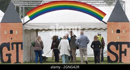 Regenbogenschild am 14. Internationale Roots und akustische Musik beim Gate to Southwell Music Festival. Stockfoto