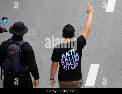 Während der Demonstration grüßt ein Protestler mit drei Fingern: Die Demonstranten fordern den thailändischen Premierminister Prayut Chan-o-cha zum Abtritt und die Regierung sollte für ihr grobes Missmanagement der Covid-19-Krise zur Rechenschaft gezogen werden. (Foto von Chaiwat Subprasom / SOPA Images/Sipa USA) Stockfoto