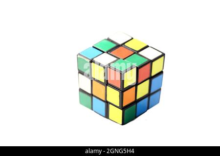Logisches Spielkonzept - Rubik's Cube isoliert auf weißem Hintergrund. Rubik's Cube erfunden von einem ungarischen Architekten Erno Rubik Stockfoto