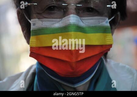 Mainz /Hessen/Deutschland,23 .September 2021/in deutscher Sprache ist es wichtig, fce-Maske in Lebensmittelrestaurants und -Geschäften und in offiziellen Geschäften wegen Corona-Virus covid-19 pandemix zu tragen und es kostet 7000 Euro Geldstrafe, wenn man nicht die Regeln und Gesetze in deutscher Sprache eingeht (einige sagten) (Foto..Francis Joseph Dean/Dean Bilder) Stockfoto