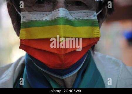 Mainz /Hessen/Deutschland,23 .September 2021/in deutscher Sprache ist es wichtig, fce-Maske in Lebensmittelrestaurants und -Geschäften und in offiziellen Geschäften wegen Corona-Virus covid-19 pandemix zu tragen und es kostet 7000 Euro Geldstrafe, wenn man nicht die Regeln und Gesetze in deutscher Sprache eingeht (einige sagten) (Foto..Francis Joseph Dean/Dean Bilder) Stockfoto