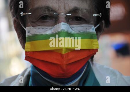 Mainz /Hessen/Deutschland,23 .September 2021/in deutscher Sprache ist es wichtig, fce-Maske in Lebensmittelrestaurants und -Geschäften und in offiziellen Geschäften wegen Corona-Virus covid-19 pandemix zu tragen und es kostet 7000 Euro Geldstrafe, wenn man nicht die Regeln und Gesetze in deutscher Sprache eingeht (einige sagten) (Foto..Francis Joseph Dean/Dean Bilder) Stockfoto