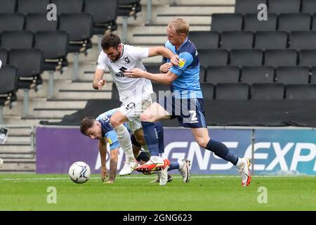 MILTON KEYNES, Großbritannien, 25. SEPTEMBER Milton Keynes Dons Troy Parrott wird am Samstag, den 25. September 2021, von Wycombe Wanderers Jack Grimmer in der zweiten Hälfte der Sky Bet League One im Stadium MK, Milton Keynes, gefoult. (Kredit: John Cripps | MI Nachrichten) Kredit: MI Nachrichten & Sport /Alamy Live Nachrichten Stockfoto