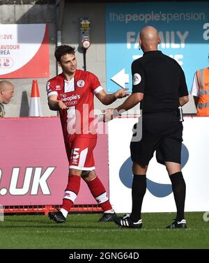 Crawley Sussex UK 25. September 2021 - Nichola Tsaroulla von Crawley feiert nach seinem zweiten Tor während der Sky Bet League zwei Spiel zwischen Crawley Town und Bradford City im People's Pension Stadium : Credit Simon Dack /TPI/ Alamy Live News Stockfoto