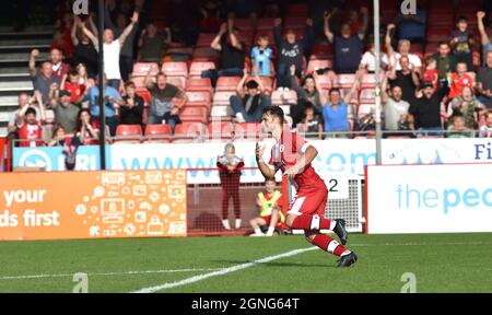 Crawley Sussex UK 25. September 2021 - Nichola Tsaroulla aus Crawley feiert nach seinem zweiten Tor im zweiten Spiel der Sky Bet League zwischen Crawley Town und Bradford City im People's Pension Stadium : Credit Simon Dack /TPI/ Alamy Live News Stockfoto