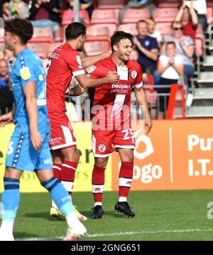 Crawley Sussex UK 25. September 2021 - Nichola Tsaroulla von Crawley feiert nach seinem zweiten Tor während der Sky Bet League zwei Spiel zwischen Crawley Town und Bradford City im People's Pension Stadium : Credit Simon Dack /TPI/ Alamy Live News Stockfoto