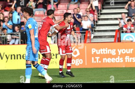 Crawley Sussex UK 25. September 2021 - Nichola Tsaroulla von Crawley feiert nach seinem zweiten Tor während der Sky Bet League zwei Spiel zwischen Crawley Town und Bradford City im People's Pension Stadium : Credit Simon Dack /TPI/ Alamy Live News Stockfoto