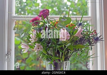 Blumen in einer Kristallvase. Foto: Bo Arrhed Stockfoto
