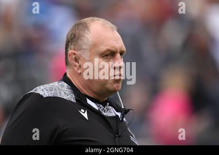 25. September 2021; The Recreation Ground, Bath, Somerset, England; Gallagher Premiership Rugby, Bath gegen Newcastle Falcons; Dean Richards, Rugby-Direktor für Newcastle Falcons, sieht mit seiner Leistung in der Halbzeit zufrieden aus Stockfoto