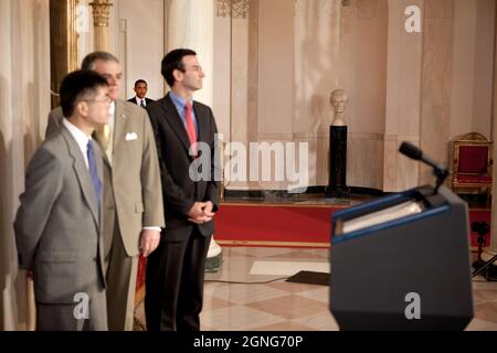 Präsident Barack Obama (Hintergrund) tritt auf das Podium im Großen Foyer des Weißen Hauses, um am 1. Juni 2009 eine Ankündigung über General Motors und die Automobilindustrie zu machen. Im Vordergrund stehen Mitglieder seines Kabinetts, (von links nach rechts) Gary Locke, Handelsminister, Ray LaHood, Verkehrsminister, und Peter Orszag, Direktor des Amtes für Management und Haushalt. (Offizielles Foto des Weißen Hauses von Chuck Kennedy) Dieses offizielle Foto des Weißen Hauses wird zur Veröffentlichung durch Nachrichtenorganisationen und/oder zum persönlichen Druck durch den/die Betreff(e) des Fotos zur Verfügung gestellt. Der Stockfoto