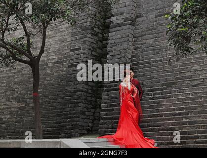 Chinesische Braut und Bräutigam roten Hochzeit Outfit-Fuß der Stadtmauer-Xi'an-China-1585 Stockfoto