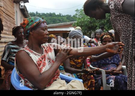 (210925) -- ACCRA, 25. September 2021 (Xinhua) -- Eine Frau trägt in Dodome, Volta Region, Ghana, am 10. September 2021 Hautsalbe auf ihren Arm, die von einer lokalen Firma hergestellt wurde. Lokale Unternehmen spenden kostenlose organische Insektenschutzmittel an die Einheimischen, einige wegen Verschmierungen des Körpers und andere wegen Verbrennungen in ihren Zimmern, um Angriffe der Phlebotominsandfliegen zu verhindern, die schwere Hautläsionen und parasitäre Leishmaniose-Infektionen verursachen können. Außerdem spenden sie zertifizierte Nahrungsergänzungsmittel aus der Noni-Pflanze an die Einheimischen als Immunverstärker gegen Infektionen durch Insektenstiche. SO GEHEN SIE ZU „FUNKTION: Stockfoto