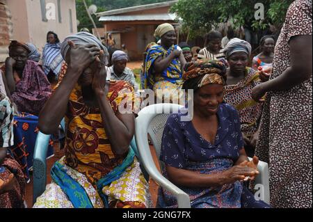 (210925) -- ACCRA, 25. September 2021 (Xinhua) -- Frauen wenden Salbe an, die von einer lokalen Firma auf ihre Haut in Dodome, Volta Region, Ghana, 10. September 2021 produziert wurde. Lokale Unternehmen spenden kostenlose organische Insektenschutzmittel an die Einheimischen, einige wegen Verschmierungen des Körpers und andere wegen Verbrennungen in ihren Zimmern, um Angriffe der Phlebotominsandfliegen zu verhindern, die schwere Hautläsionen und parasitäre Leishmaniose-Infektionen verursachen können. Außerdem spenden sie zertifizierte Nahrungsergänzungsmittel aus der Noni-Pflanze an die Einheimischen als Immunverstärker gegen Infektionen durch Insektenstiche. UM MIT „Feature: Ghanai“ ZU GEHEN Stockfoto