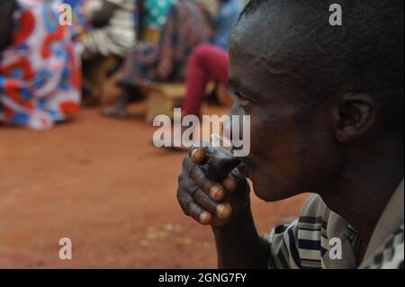 (210925) -- ACCRA, 25. September 2021 (Xinhua) -- Ein Mann trinkt Noni-Saft, der von einem lokalen Unternehmen in Dodome, Volta Region, Ghana, hergestellt wurde, 10. September 2021. Lokale Unternehmen spenden kostenlose organische Insektenschutzmittel an die Einheimischen, einige wegen Verschmierungen des Körpers und andere wegen Verbrennungen in ihren Zimmern, um Angriffe der Phlebotominsandfliegen zu verhindern, die schwere Hautläsionen und parasitäre Leishmaniose-Infektionen verursachen können. Außerdem spenden sie zertifizierte Nahrungsergänzungsmittel aus der Noni-Pflanze an die Einheimischen als Immunverstärker gegen Infektionen durch Insektenstiche. UM MIT 'Feature: Ghanaische Landwirtschaft zu GEHEN Stockfoto