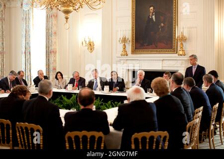 Präsident Barack Obama veranstaltet am 2. Juni 2009 ein Treffen mit den Demokraten im Senat im Staatlichen Speisesaal des Weißen Hauses. (Offizielles Foto des Weißen Hauses von Pete Souza) Dieses offizielle Foto des Weißen Hauses wird zur Veröffentlichung durch Nachrichtenorganisationen und/oder zum persönlichen Druck durch die Betreffzeile(en) des Fotos zur Verfügung gestellt. Das Foto darf in keiner Weise manipuliert oder in Materialien, Anzeigen, Produkten oder Werbeaktionen verwendet werden, die in irgendeiner Weise die Zustimmung oder Billigung des Präsidenten, der ersten Familie oder des Weißen Hauses nahelegen. Stockfoto