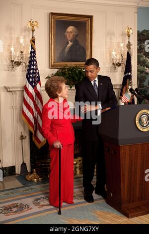 Die ehemalige First Lady Nancy Reagan steht neben Präsident Barack Obama auf dem Podium, als er den hundertjährigen Ronald Reagan-Kommissionsakt im Diplomatischen Saal des Weißen Hauses, 2. Juni 2009, ankündigt und unterzeichnet. (Offizielles Foto des Weißen Hauses von Pete Souza) Dieses offizielle Foto des Weißen Hauses wird zur Veröffentlichung durch Nachrichtenorganisationen und/oder zum persönlichen Druck durch die Betreffzeile(en) des Fotos zur Verfügung gestellt. Das Foto darf in keiner Weise manipuliert oder in Materialien, Anzeigen, Produkten oder Werbeaktionen verwendet werden, die in irgendeiner Weise die Zustimmung oder Billigung des Präsidenten nahelegen, Stockfoto