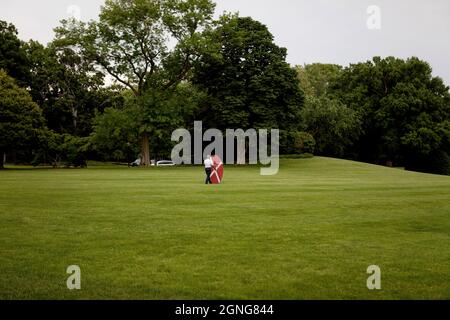 Ein Mitglied der Marine One Crew stellt eine der drei roten Scheiben an, die als Landeplatten für die Räder des Hubschraubers dienen, um auf dem South Lawn des Weißen Hauses zu landen, 2. Juni 2009. (Offizielles Foto des Weißen Hauses von Samantha Appleton) Dieses offizielle Foto des Weißen Hauses wird zur Veröffentlichung durch Nachrichtenorganisationen und/oder zum persönlichen Druck durch den/die Betreff(e) des Fotos zur Verfügung gestellt. Das Foto darf in keiner Weise manipuliert oder in Materialien, Anzeigen, Produkten oder Werbeaktionen verwendet werden, die in irgendeiner Weise die Zustimmung oder Billigung des Präsidenten, des ersten F, nahelegen Stockfoto