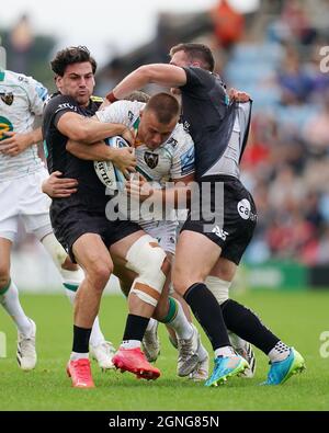 Northampton's Ollie Sleighholme (Mitte) wird von Joe Simmonds (links) und Sam Hidalgo-Clyne von Exeter Chief während des Spiels der Gallagher Premiership in Sandy Park, Exeter, angegangen. Bilddatum: Samstag, 25. September 2021. Stockfoto