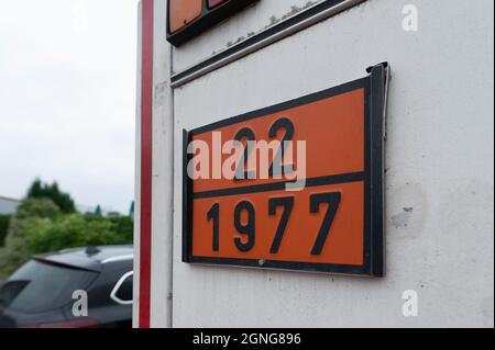 Gefahrgutschild mit dem 22 für gefrorenes Gas und 1977 für Stickstoff, gefroren, flüssig Stockfoto