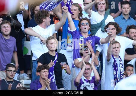 ANTWERPEN, BELGIEN - 25. SEPTEMBER: Fans während des Jupiler Pro League-Spiels zwischen Beerkot v.a. und KAS Eupen am 25. September 2021 im Olympischen Stadion in Antwerpen, Belgien (Foto: Perry van de Leuvert/Orange Picts) Stockfoto