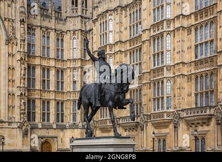 London, Houses of Parliament Westfassade Ausschnitt erbaut 1840-70 durch Charles Barry und Augustus Pugin davor Reiterstandbild Richard Löwenherz 185 Stockfoto