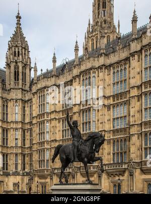 GB London 5625 Houses of Parliament Westfassade Ausschnitt erbaut 1840-70 durch Charles Barry und Augustus Pugin davor Reiterstandbild Richard Löwenh Stockfoto