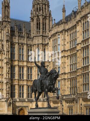 London, Houses of Parliament Westfassade Ausschnitt erbaut 1840-70 durch Charles Barry und Augustus Pugin davor Reiterstandbild Richard Löwenherz 185 Stockfoto