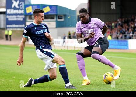 Dundees Cammy Kerr (links) und Calvin Bassey der Rangers kämpfen während des Spiels der Scottish Premier League im Dens Park, Dundee, um den Ball. Bilddatum: Samstag, 25. September 2021. Stockfoto