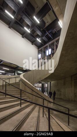 London, Kunstmuseum Tate Modern Erweiterungsbau Blavatnik Building 2010-16 von Herzog & de Meuron Wendeltreppe im Untergeschoß Stockfoto