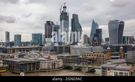 London, Blick vom Museum Tate Modern nach Nordosten auf die Skyline rechts Hochhaus 20 Fenchurch Street unten Southwark Bridge Stockfoto