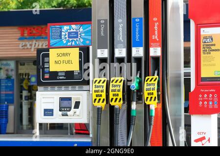 Hereford, Herefordshire, Großbritannien - Samstag, 25. September 2021 - an der Tesco-Tankstelle in Hereford ist heute um 16.30 Uhr kein Kraftstoff verfügbar - in der nahegelegenen Texaco-Garage gibt es auch keinen Kraftstoff zu verkaufen. Foto Steven May / Alamy Live News Stockfoto