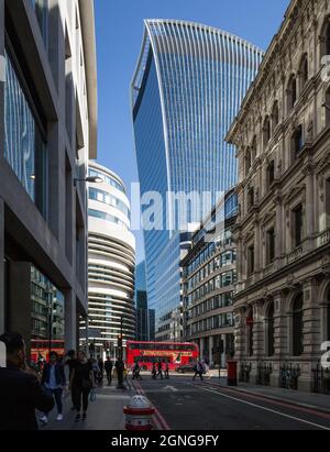 London, Blick aus der Lombard Street auf das Hochhaus 20, Fenchurch Street, (The Walkie-Talkie bzw. The Pint) 2009-2014 von Rafael Vinoly Stockfoto