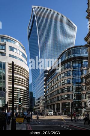 London, Blick aus der Lombard Street auf das Hochhaus 20, Fenchurch Street, (The Walkie-Talkie bzw. The Pint) 2009-2014 von Rafael Vinoly Stockfoto