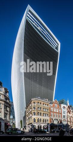 London, Blick aus der Lombard Street auf das Hochhaus 20, Fenchurch Street, (The Walkie-Talkie bzw. The Pint) 2009-2014 von Rafael Vinoly Stockfoto