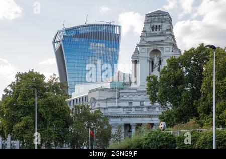 London, Hochhaus 20, Fenchurch Street, (The Walkie-Talkie bzw. The Pint) 2009-2014 von Rafael Vinoly, rechts ehemalige Hafenbehörde 1912-1922 von EDW Stockfoto