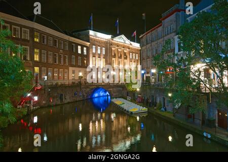 Blick bei Nacht auf Oudegracht (alter Kanal), Stadhuisbrug (Rathausbrücke) und Stadhuis (Rathaus), Utrecht, Niederlande Stockfoto