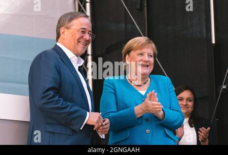 Aachen, Deutschland. September 2021. Bundeskanzlerin Angela Merkel (R) und Armin Laschet, Vorsitzender der CDU und Kanzlerkandidat der CDU/CSU, nehmen am 25. September 2021 an einer Wahlveranstaltung der CDU zur Bundestagswahl in Aachen Teil. Quelle: Tang Ying/Xinhua/Alamy Live News Stockfoto