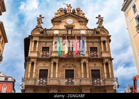 Rathaus aus dem 17. Jahrhundert oder Ayuntamiento mit Fahnen an der Fassade auf der Plaza Consistorial in der Altstadt von Pamplona, Spanien berühmt für das Laufen der Stiere Stockfoto