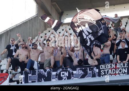 ANTWERPEN, BELGIEN - 25. SEPTEMBER: Fans feiern während des Jupiler Pro League-Spiels zwischen Beerkot v.a. und KAS Eupen am 25. September 2021 im Olympischen Stadion in Antwerpen, Belgien (Foto: Perry van de Leuvert/Orange Picts) Stockfoto