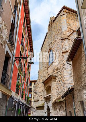 Steinfassade der katholischen Kirche oder Iglesia de San Saturnino bekannt als San Cernin in der Altstadt von Pamplona, Spanien berühmt für das Laufen der Stiere Stockfoto