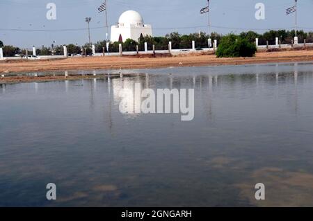 Blick auf stagnierendes Regenwasser aufgrund eines schlechten Kanalisationssystems nach Regenguss der Monsunsaison, was Nachlässigkeit der betroffenen Behörden zeigt, in Jinnah Bagh in Karachi am Samstag, 25. September 2021. . Stockfoto