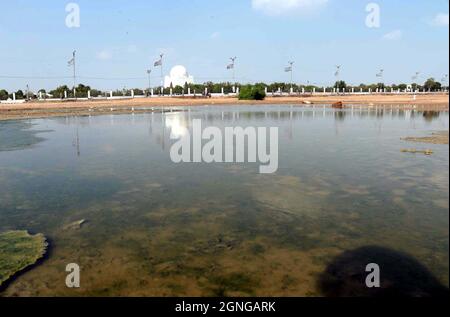 Blick auf stagnierendes Regenwasser aufgrund eines schlechten Kanalisationssystems nach Regenguss der Monsunsaison, was Nachlässigkeit der betroffenen Behörden zeigt, in Jinnah Bagh in Karachi am Samstag, 25. September 2021. . Stockfoto