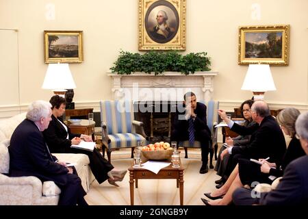 Präsident Barack Obama hört Innenminister Ken Salazar während einer Sitzung des Oval Office über die Regulierung des Bergbaus am 9. Juni 2009 zu. Von links: Terrence 'Rock' Salt, amtierende stellvertretende Sekretärin der Armee für zivile Arbeiten; Lisa Jackson, EPA-Administratorin; der Präsident; Nancy Sutley, Vorsitzender des Rates für Umweltqualität; sec. Salazar und Carol Browner, Assistentin des Präsidenten für Energie und Klimawandel. (Offizielles Foto des Weißen Hauses von Pete Souza) Dieses offizielle Foto des Weißen Hauses wird zur Veröffentlichung durch Nachrichtenorganisationen und/oder für Persona zur Verfügung gestellt Stockfoto