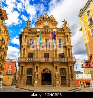 Rathaus aus dem 17. Jahrhundert oder Ayuntamiento mit Fahnen an der Fassade auf der Plaza Consistorial in der Altstadt von Pamplona, Spanien berühmt für das Laufen der Stiere Stockfoto